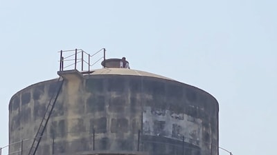मुरैना में पानी की टंकी पर चढ़ा नाराज स्कूली छात्र.
