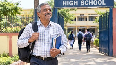 59 Year Old Man Class 10 Exam, 37 Years After Dropping Out School: 59 साल की उम्र में पहुंचे स्कूल (AI Image)