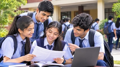 UP Board Exam 2027: बोर्ड परीक्षाएं 15 दिन में संपन्न होंगी.