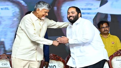 हैदराबाद में रिलायंस इंडस्ट्रीज़ के एग्जीक्यूटिव डायरेक्टर अनंत अंबानी के साथ आंध्र प्रदेश के मुख्यमंत्री नारा चंद्रबाबू नायडू.
