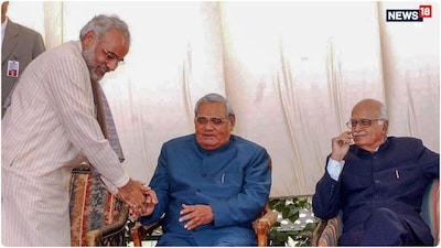 दिवंगत पूर्व पीएम अटल बिहारी वाजपेयी से मिलते गुजरात के तत्कालीन सीएम नरेंद्र मोदी. (पीटीआई फाइल फोटो)