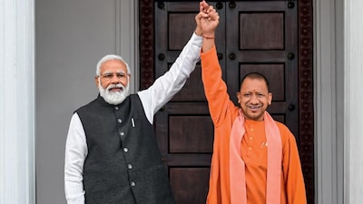 रेजीम चेंज की बात करने वालों के खिलाफ आरएसएस प्रमुख मोहन भागवत का बयान आने के बाद यूपी चुनाव में देखना दिलचस्प होगा कि कि सीएम योगी और पीएम मोदी इसपर किस तरह से ऐसी सोच रखने वालों के खिलाफ हमलावर होते हैं.