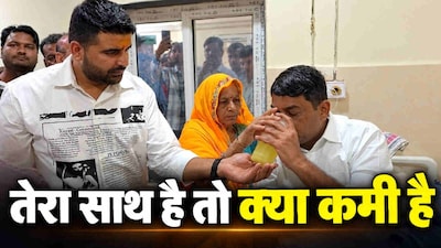 नरेश मीणा को जूस पिलाकर उनका अनशन तुड़वाते विधायक रविन्द्र सिंह भाटी.  (फोटो साभार: https://x.com/RavindraBhati__) 