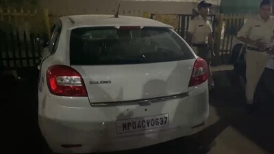 इसी कार से शव हुए बरामद. 