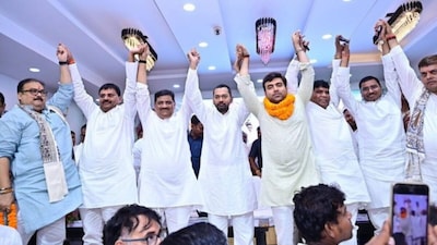 वैशाली में आयोजित नीतीश संवाद कार्यक्रम में संजय झा, उमेश कुशवाहा और निशांत कुमार के साथ अन्य नेता.