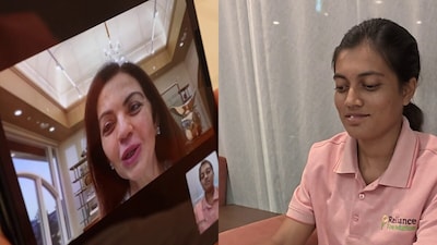 एशियन गेम्स में 2 गोल्ड जीतने वाली चिकीथा तनिपार्थी से नीता अंबानी ने वीडियो कॉल पर की बात. (वीडियो साभार : रिलायंस फाउंडेशन)