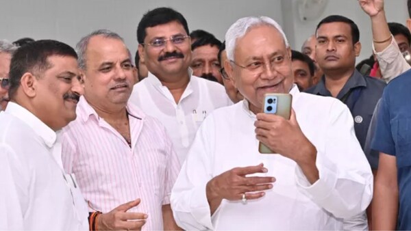 इधर अनंत सिंह के साथ खड़े हुए ललन सिंह, उधर नीतीश आवास पहुंचे JDU के बड़े दिग्गज; क्या है अंदर की कहानी?