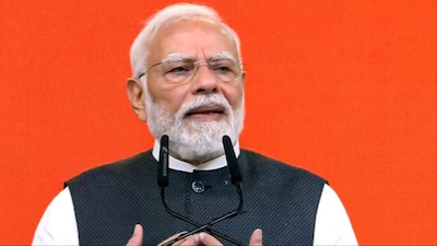 पीएम मोदी के जनसेवा के आज 25 साल पूरे हो गए.