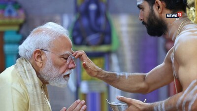 जनसेवा के 25 साल पूरे होने पर पीएम मोदी ने विनायक मंदिर में पूजा की. (फोटो X/PM Modi)
