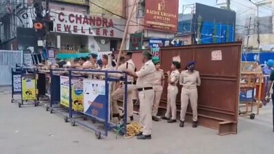 गांधी मैदान से शुरू हुआ मार्च जेपी गोलंबर पहुंचा, जहां पुलिस ने बैरिकेडिंग कर प्रदर्शनकारियों को रोकने की कोशिश की. 