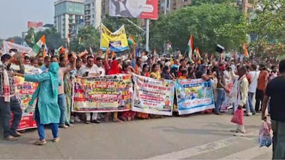 पटना में मंगलवार को नल-जल अनुरक्षकों ने छह सूत्री मांगों को लेकर प्रदर्शन किया.