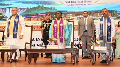 हेलीकॉप्टर के जरिये महामहिम बिलासपुर पहुंची और यहां पर एम्स के दीक्षांत समारोह में डॉक्टर्स को डिग्रियां बांटी.