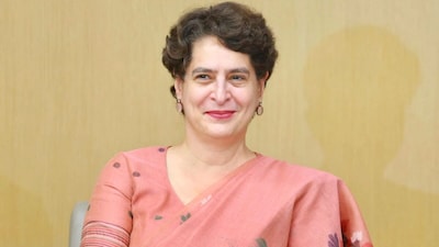 पर्दे के पीछे रहकर प्रियंका गांधी यूपी चुनाव 2027 को कंट्रोल करती दिख रही हैं. सपा और अखिलेश यादव पर हमले इसी कड़ी का हिस्सा लग रहे हैं.