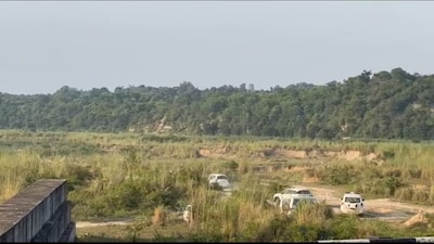 होशियारपुर: 10 गाड़ियों के साथ सीबीआई ने गांव में बोला धावा.