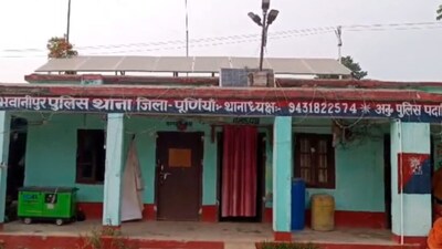बबलू ने भवानीपुर थाने में शिकायत देकर राजा मंडल पर अपने बेटे के साथ मारपीट, अपहरण और हत्या की धमकी देने का आरोप लगाया है.