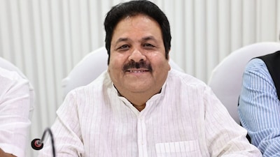 वरिष्ठ पत्रकार राजीव शुक्ला पहली बार अखिल भारतीय लोकतांत्रिक कांग्रेस के टिकट पर राज्य सभा पहुंचे थे.