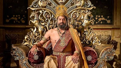 रणबीर कपूर की 'रामायणम्' से नया पोस्टर रिलीज हो चुका है. अब मेकर्स प्रभु राम, प्रभु लक्ष्मण और माता सीता के बाद अयोध्या के राजा दशरथ का लुक रिलीज किया है. इस किरदार को एक्टर अरुण गोविल निभा रहे हैं. जो पहले रामानंद सागर की आइकॉनिक रामायण में राम का रोल निभा चुके हैं. अब नमित मल्होत्रा और यश की प्रोडक्शन कंपनी मॉन्स्टर माइंड क्रिएशन्स की 'रामायणम्' में अरुण गोविल राजा दशरथ के रूप में दिखेंगे. इससे उनका खास पोस्टर भी रिलीज हो चुका है.