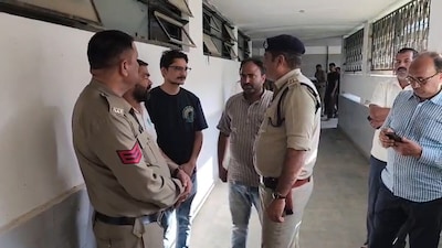 शव मिलने के बाद अस्पताल में परिजन और पुलिस.