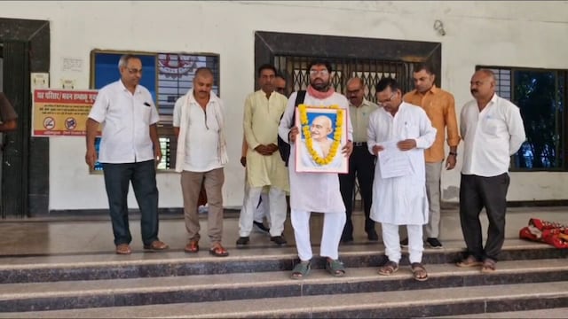 मेरे प्रस्तावक का अपरहण किया...' सांसद जनार्दन मिश्रा के बेटे भूख हड़ताल पर बैठे, पिता को लेकर कह दी कड़वी बात - News18 हिंदी
