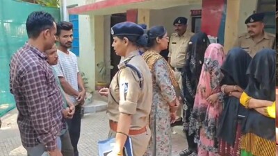 रेलवे पुलिस की हिरासत में रोहिंग्या मुसलमान.