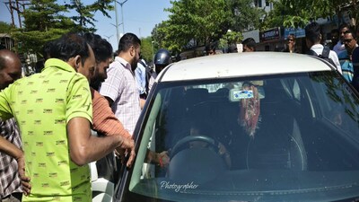 सागर में कार में फंसा बच्चा.