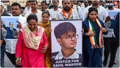 साहिल वाकोडे के माता-पिता लेकर आजाद मैदान में भूख हड़ताल पर बैठे हैं.