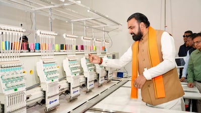 मुजफ्फरपुर के मोतीपुर स्थित महवल औद्योगिक क्षेत्र में 140.95 करोड़ रुपये की लागत से तैयार मेगा लेदर, फुटवियर एवं एक्सेसरीज क्लस्टर की शुरुआत हुई है.