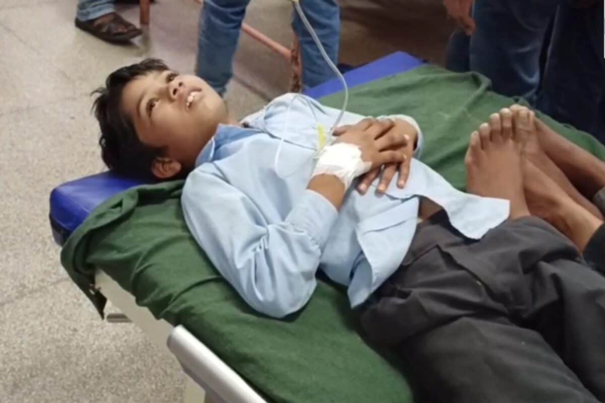 चूरू स्कूल में हड़कंप: खाने में छिपकली मिलने की बात से तीन दर्जन से अधिक बच्चे बीमार, अस्पताल में भर्ती