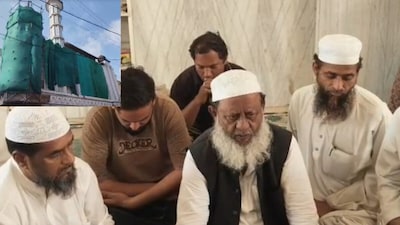 शाही मस्जिद का एक मीनार गुंबद पर गिर गई.