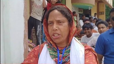 पश्‍च‍िम बंगाल में ममता बनर्जी को राहत म‍िली है. जबक‍ि ऋतब्रत बनर्जी गुट को झटका लगा है. 