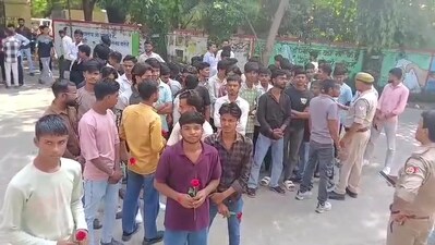Hamirpur Students Adopt Gandhigiri, Reach DM With Roses Against Principal