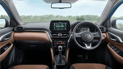 Toyota Hyryder कंपनी की बेस्ट सेलिंग कार रही है.