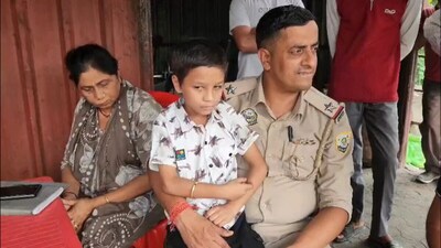 ढाबे पर अकेला छूटा बच्चा रोने लगा तो स्थानीय लोगों ने पुलिस को सूचना दी. 