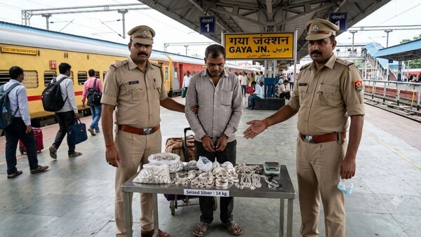 गया जंक्शन पर 14 किलो चांदी के साथ एक यात्री गिरफ्तार.