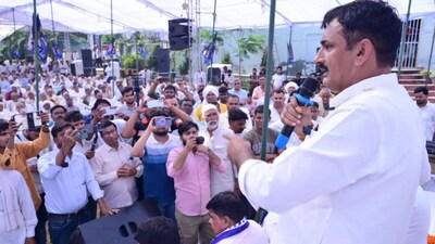 सरधना से बीएसपी के घोषित प्रत्याशी विनीत भराला ने मंच से आंसू बहाते हुए कहा, 'सारे जाट एक हो जाओ'