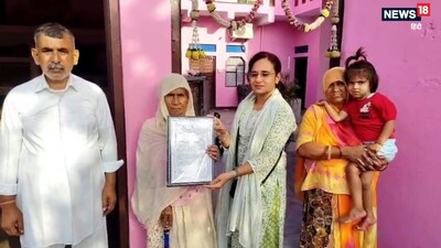 अलवर जिले के मालाखेड़ा के जमालपुर में 100 साल की उम्र पार कर चुकीं शरबती देवी को राज्य निर्वाचन आयोग ने किया सम्मानित