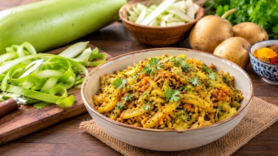 लौकी के छिलके की भुजिया, आसान और चटपटी रेसिपी (इमेज AI)