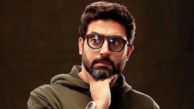 नई दिल्ली. अभिषेक बच्चन और शाहरुख खान उस वक्त से साथ में जब जूनियर बच्चन ने डेब्यू भी नहीं किया था. अब अभिषेक ने सुपरस्टार संग अपने खास रिश्ते को लेकर खुलकर बात की है. उन्होंने शाहरुख को अपने लिए बड़े भाई जैसा बताया और कहा कि वह हमेशा उनके और उनके काम के साथ खड़े रहे हैं. अभिषेक ने कहा कि वह सिर्फ उन्हें हिम्मत ही नहीं देते बल्कि, कई मौकों पर उनकी जिम्मेदारी भी उठाते रहे हैं. दोनों जल्द ही फिल्म 'किंग' में एक साथ नजर आने वाले हैं.