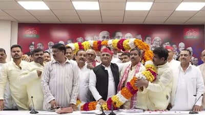 अखिलेश यादव की मौजूदगी में कई बीजेपी नेताओं ने दामा थामन.