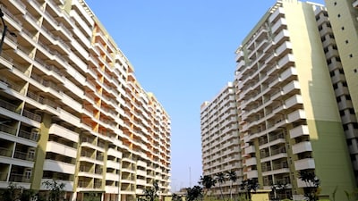 डीएलएफ ने 172 अपार्टमेंट को 1,982 करोड़ में बेचा है.
