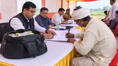 बलरामपुर में किसानों से प्रोजेक्ट के लिए खरीदी जा रही जमीन. (एआई इमेज)