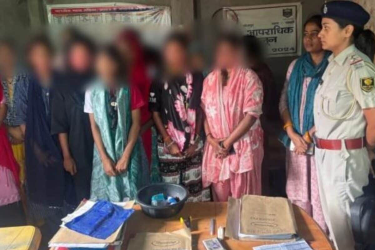 रोजगार के नाम पर भर्ती कर बना दिया डांसर, भोजपुर में 12 लड़कियां मुक्त, आर्केस्ट्रा पर पुलिस रेड में बड़ा खुलासा