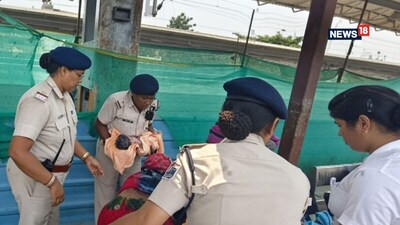 भुवनेश्वर रेलवे स्टेशन के प्लेटफॉर्म नंबर 4 पर महिला ने बच्ची को जन्म दिया. (फोटो X/@rpf_ecor_kur)