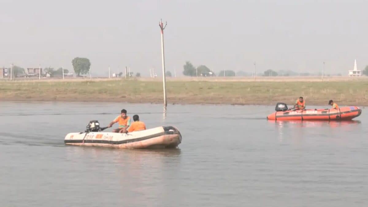 Ground Report: 13 बच्चों की मौत, जर्जर नाव, रात में परिचालन... प्रशासन पर  उठे सवालों पर DM वर्षा ने क्या कहा? - News18 हिंदी