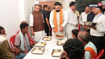 सीएम सम्राट चौधरी ने बाढ़ पीड़ितों को खाना खिलाया. (फोटो साभारः एक्स @samrat4bjp)