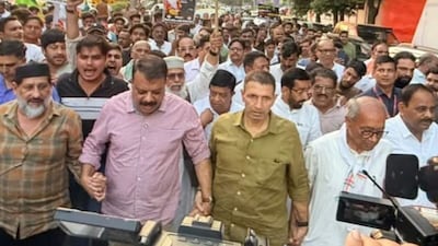 मध्य प्रदेश में सड़क पर बैठे बड़े कांग्रेसी नेता