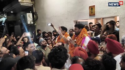 जीत के बाद जश्न मनाते कांग्रेसी.