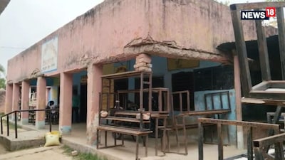 डेस्क-बेंच से बना स्कूल का पिलर.