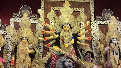 मां दुर्गा की प्रतिमा को 100 किलो से ज्यादा सोने के गहनों से सजाया गया है.