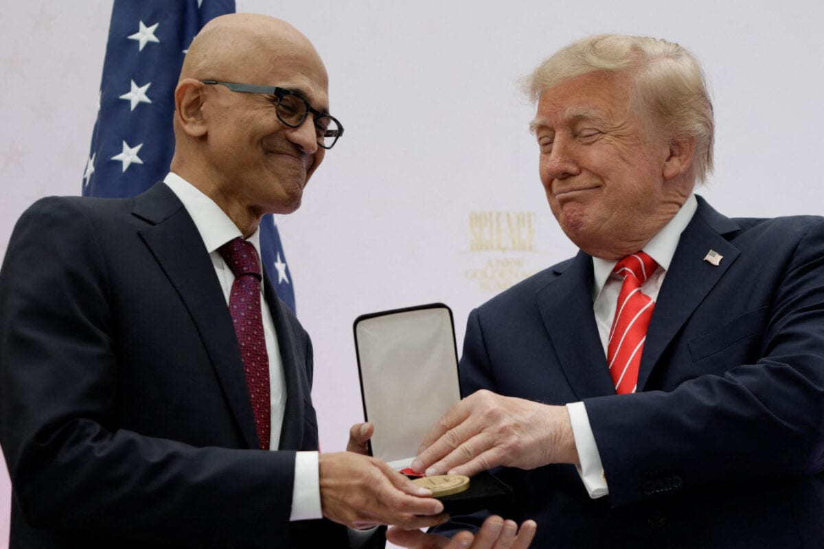 एक तरफ H-1B वीजा पर एक्शन, दूसरी तरफ 'भारतीय' सत्या नडेला को अवॉर्ड, एक ही दिन में ट्रंप के दो रंग